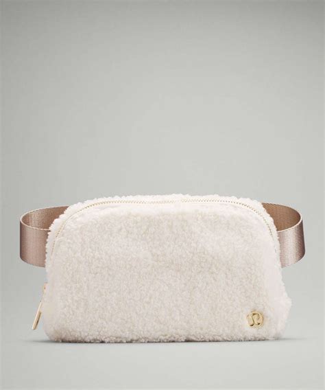 lululemon everywhere belt bag sherpa